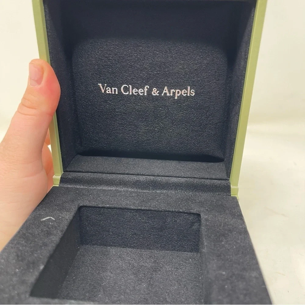 Van Cleef & Arpels Large Bracelet Jewelry case green Empty Box authentic 4.5x4.5